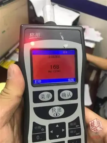 一位网约车司机在车旁查看手机上的注册审核结果，表情困惑_1