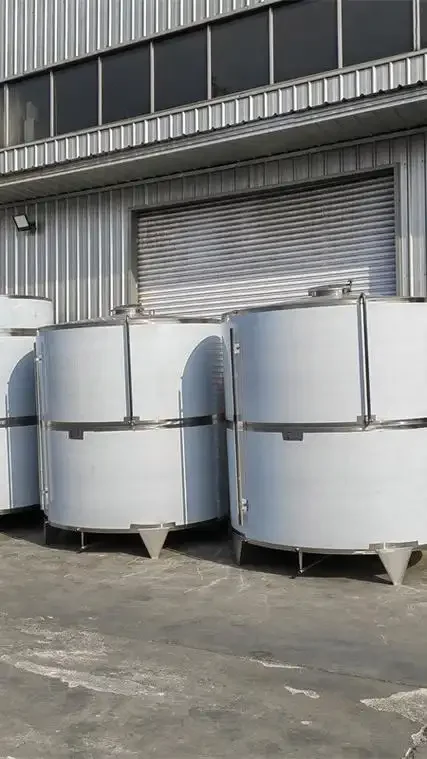 各种储酒容器对比图：陶坛、玻璃瓶、不锈钢桶和土陶坛并排展示_1