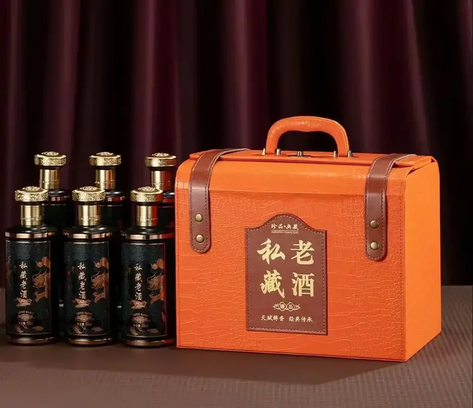 老酿酒师在酿酒坊中，将清澈的纯粮散白酒倒入品酒杯，旁边散落着高粱、大米等酿酒原料_1