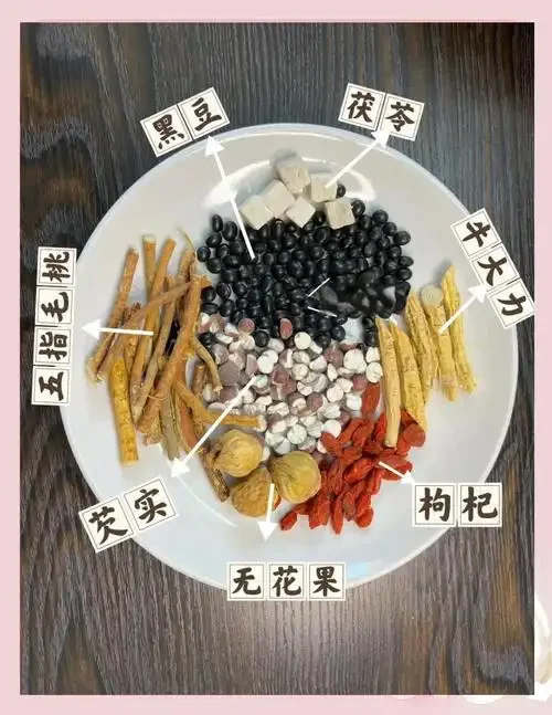 家庭自制五指毛桃根牛大力泡酒，玻璃酒坛中可见清晰的金黄色药材与琥珀色酒液_1