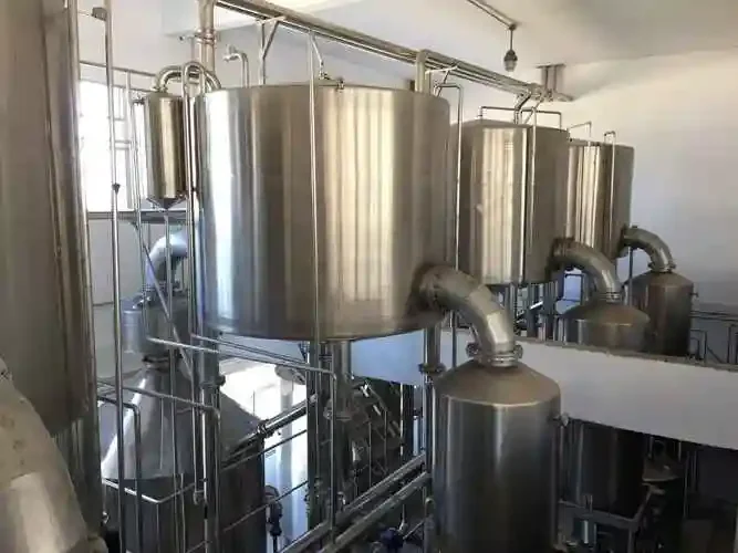 小型不锈钢白酒蒸馏设备工作场景，旁边放着正在发酵的玻璃罐_1