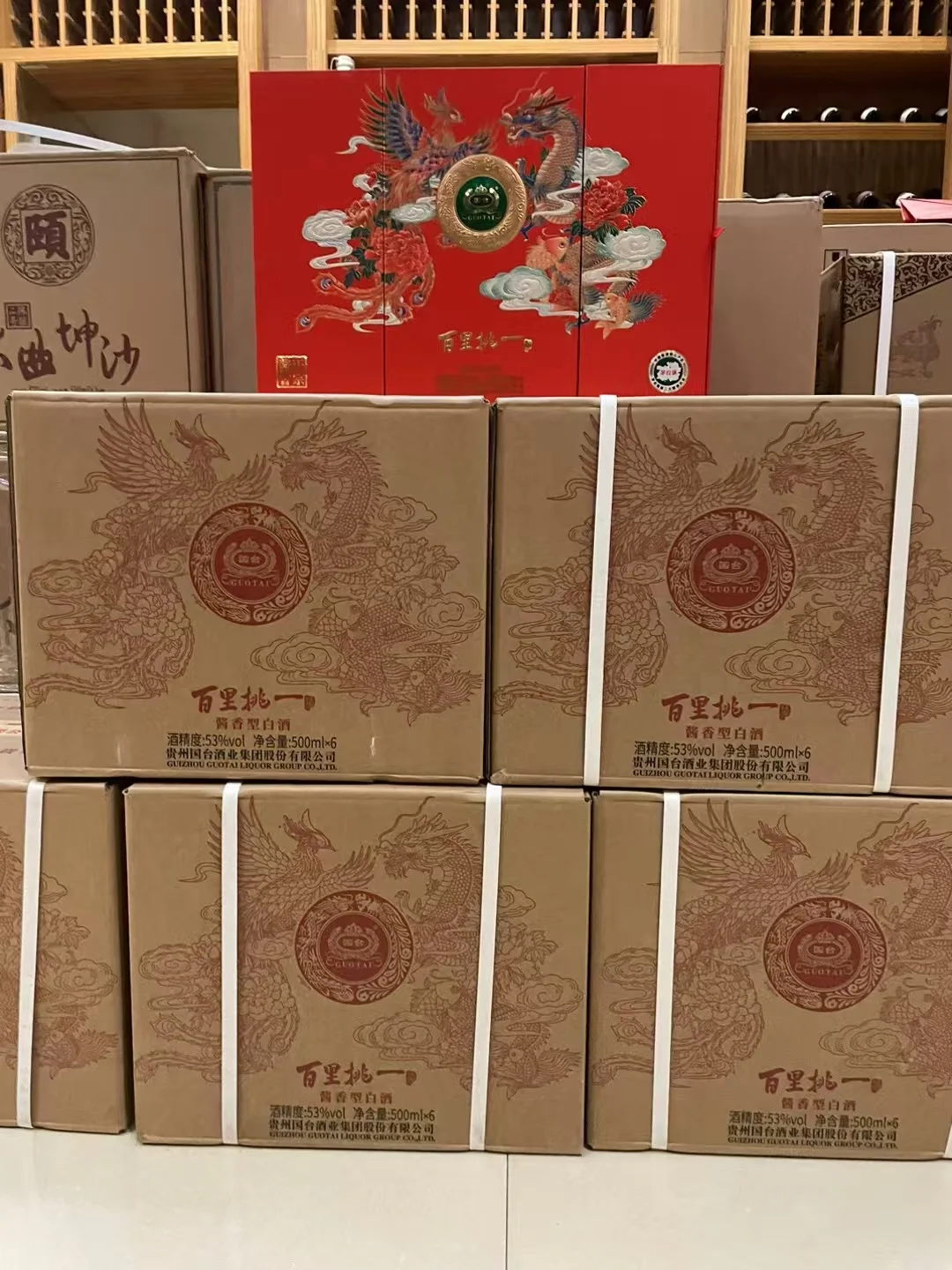 酿酒师在传统酱香酒车间内检查陶坛基酒，讲解酒厂直供的品质核心_1