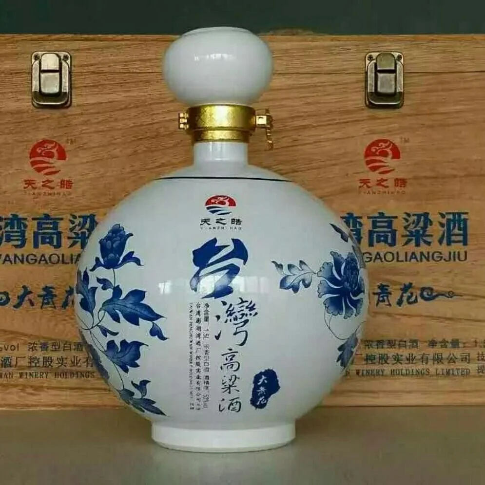52度天之皓高粱酒产品特写，展示酒液色泽与包装，背景为传统储酒环境_1