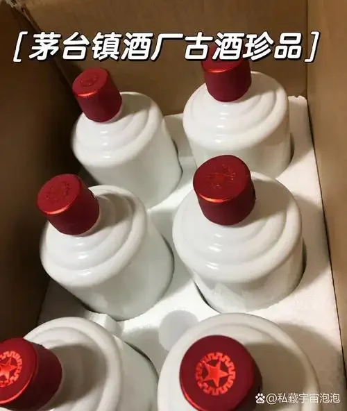 酿酒师在观察刚蒸馏出来的原浆酒，探讨其是否能直接饮用_1
