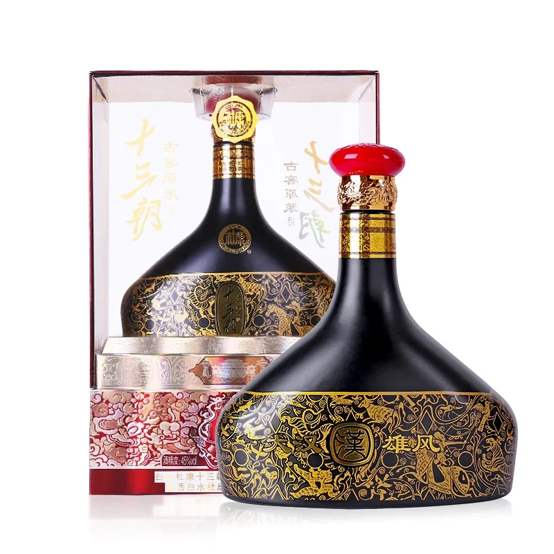 汉代酿酒场景与现代酿酒技术对比插画，展示从古代发酵清酒到现代蒸馏白酒的演变过程_1