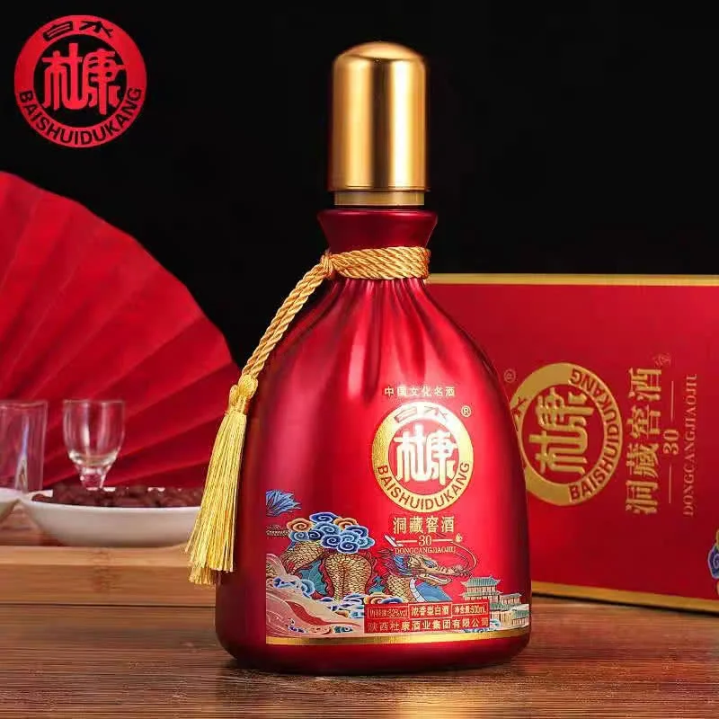 酿酒师在传统土窖与天然洞穴入口处对比品尝两种储藏方式的白酒_1