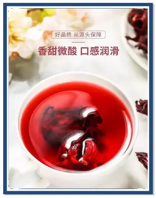 自制洛神花泡酒过程展示：玻璃罐中新鲜洛神花在酒液中浸泡，色泽红艳诱人。_1