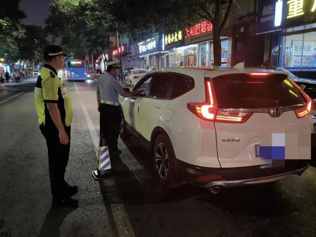深夜城市道路，远处警灯闪烁，交警正在设卡检查，氛围严肃紧张_1