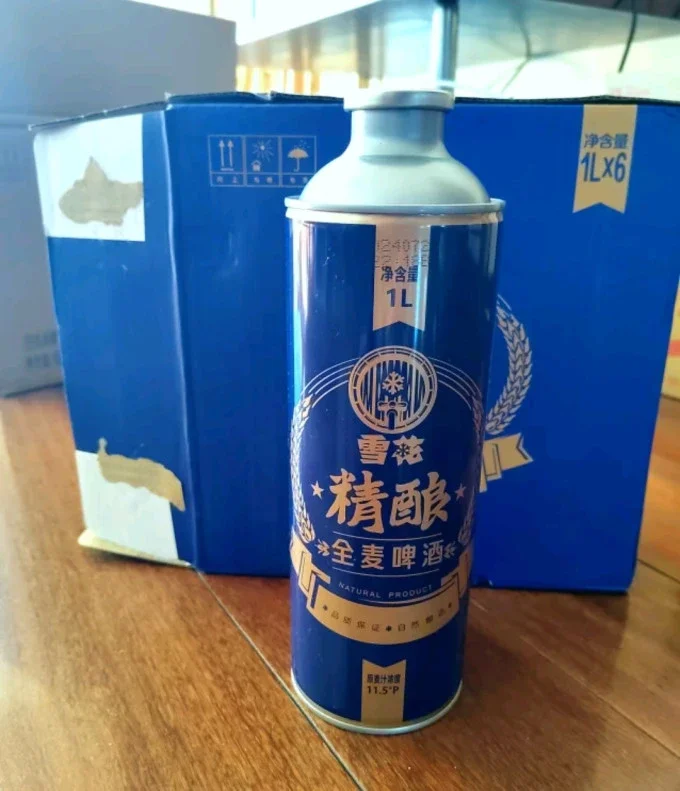 中国现代精酿啤酒吧台场景，展示多种不同颜色的精酿啤酒和本土文化元素。_1