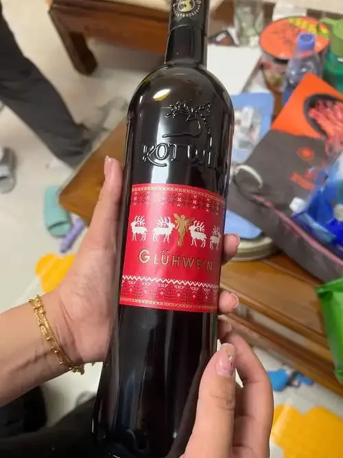 酿酒师在酒窖中提取天鹿红葡萄酒样品，展示其浓郁的宝石红色泽_1