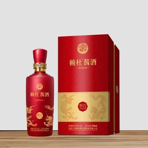 一杯琥珀色的贵州纯粮白酒特写，旁边散落着酿酒用的高粱和小麦颗粒，突出纯粮原料与酒体的真实质感。_1