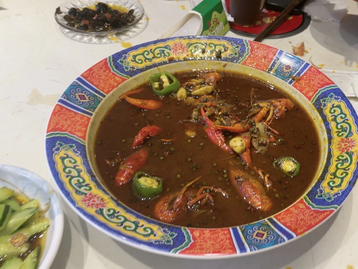 家庭自制龙虾泡酒所需材料展示：处理干净的龙虾、白酒、姜片、红枣和枸杞_1