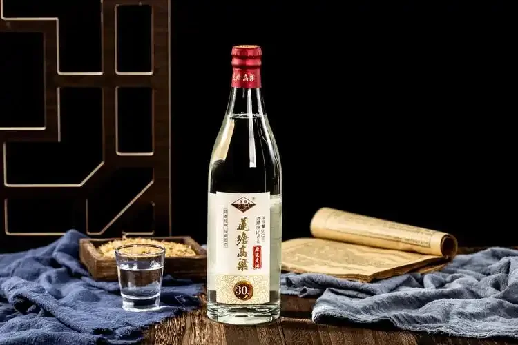 纯高粱酒与普通酒对比鉴别图，展示高粱原料与清澈酒液_1