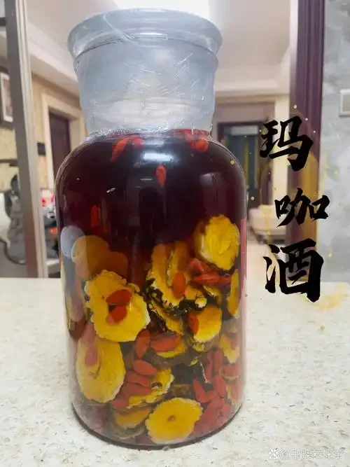 玛卡肉苁蓉枸杞泡酒制作过程特写：透明玻璃罐中浸泡着玛卡片、肉苁蓉片和枸杞，旁边摆放着原材料和白酒瓶。_1