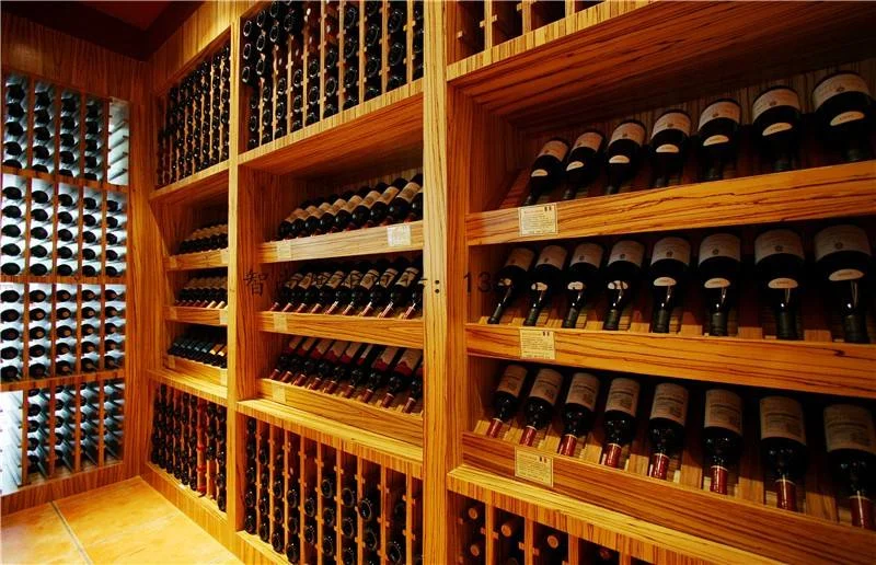 家庭酒柜中正确储存干红葡萄酒的示例：酒瓶倾斜摆放，酒液浸润软木塞，旁边有温湿度计监控环境。_1