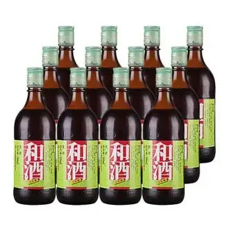 金枫酒业代表性产品石库门上海老酒与酿酒原料糯米的静物组合，展示传统黄酒的色泽与质感。_1