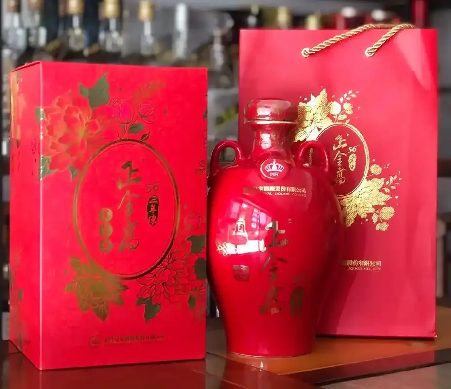 传统酿酒坊内，金色高粱穗与陶缸、木甑等工具，展示天津金星高粱酒的酿造场景_1