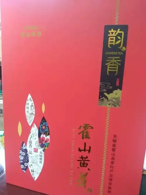 尚品泉青花韵酒实物展示，青花瓷瓶与品鉴杯置于古朴桌面，展现其文化与品质_1