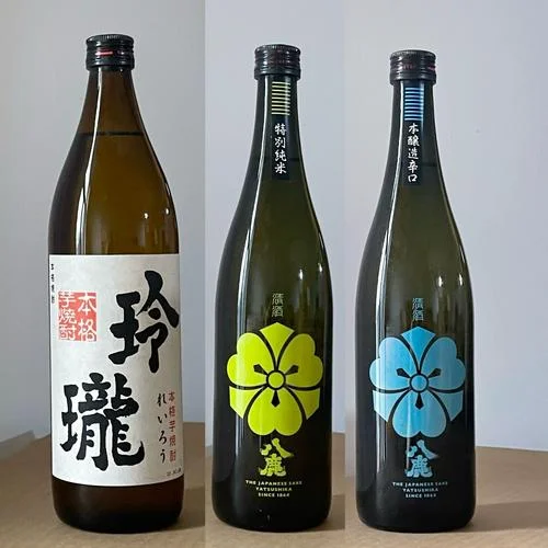 酿酒师正在检查陶缸中固态发酵的酒醅状态_1