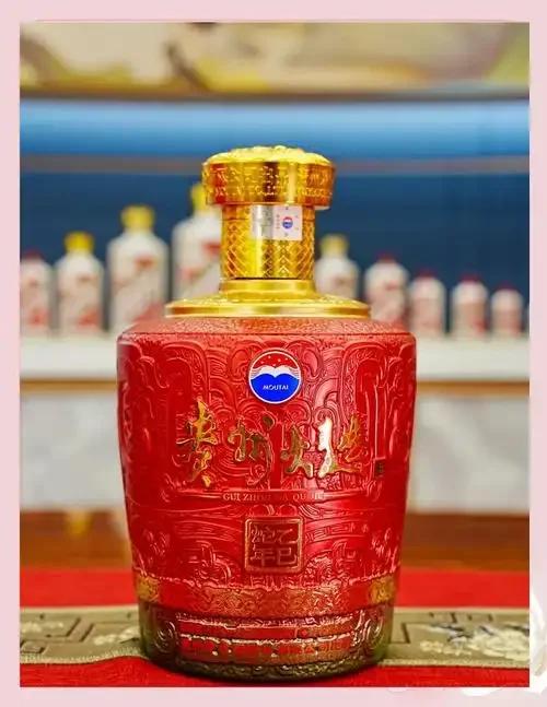 酿酒师正在检查一块优质贵州酒曲的色泽与菌丝生长情况_1