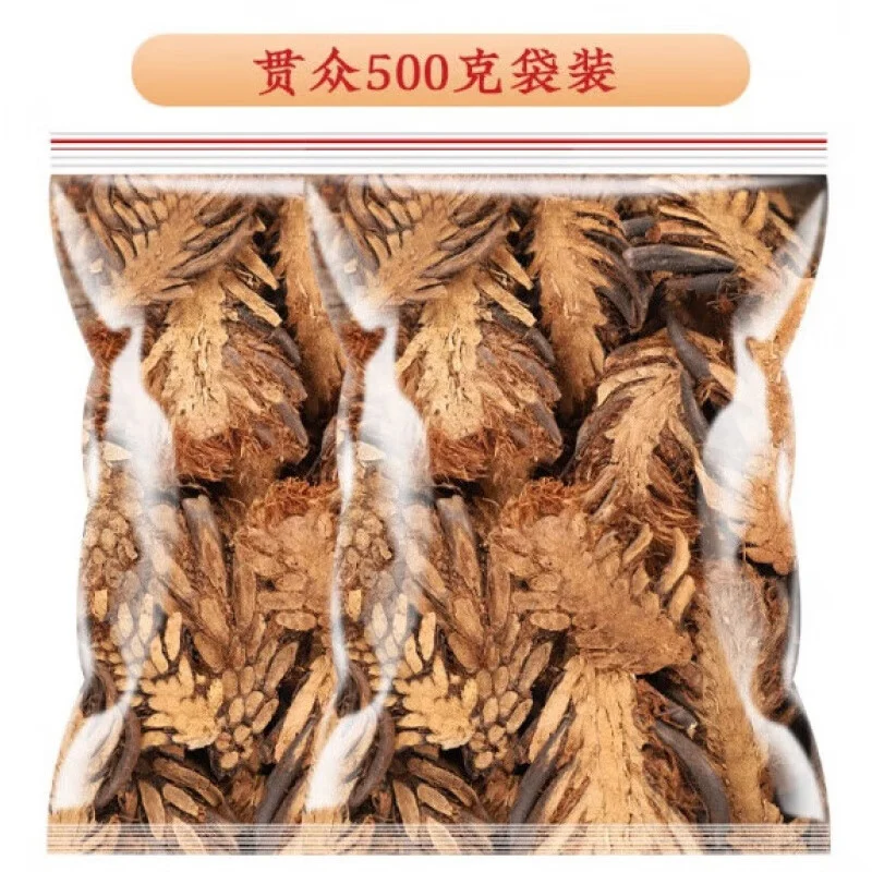 正在浸泡中的龙骨风泡酒特写，展示金黄色酒液与药材的完美比例_1