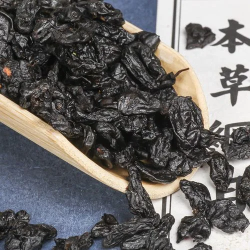 山茱萸浸泡在透明玻璃缸中的特写照片，展示传统果酒酿造的初始过程_1