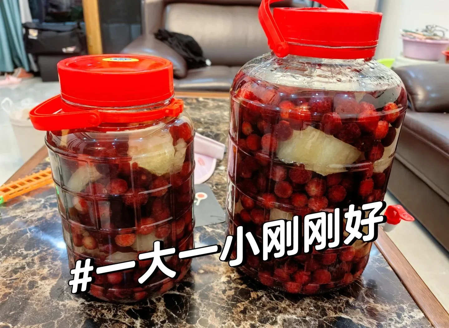 新鲜杨梅、冰糖和正在浸泡的杨梅酒，展示家庭酿制杨梅酒的准备工作。_1