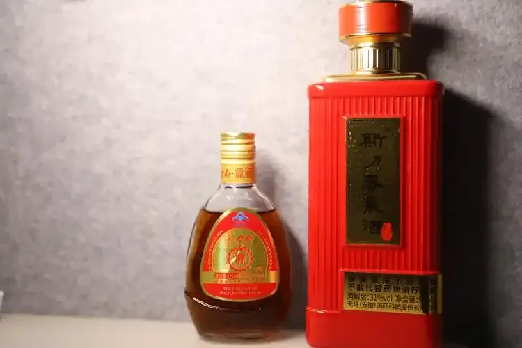 古法浸泡的药酒瓶与医学尿酸检测报告对比图，提示尿酸高饮用药酒需谨慎。_1