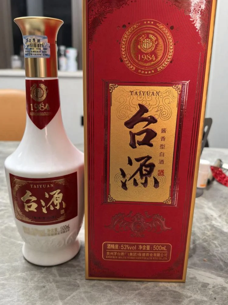儒香型白酒陈酿陶坛，展现传统工艺的宁静与文化氛围_1