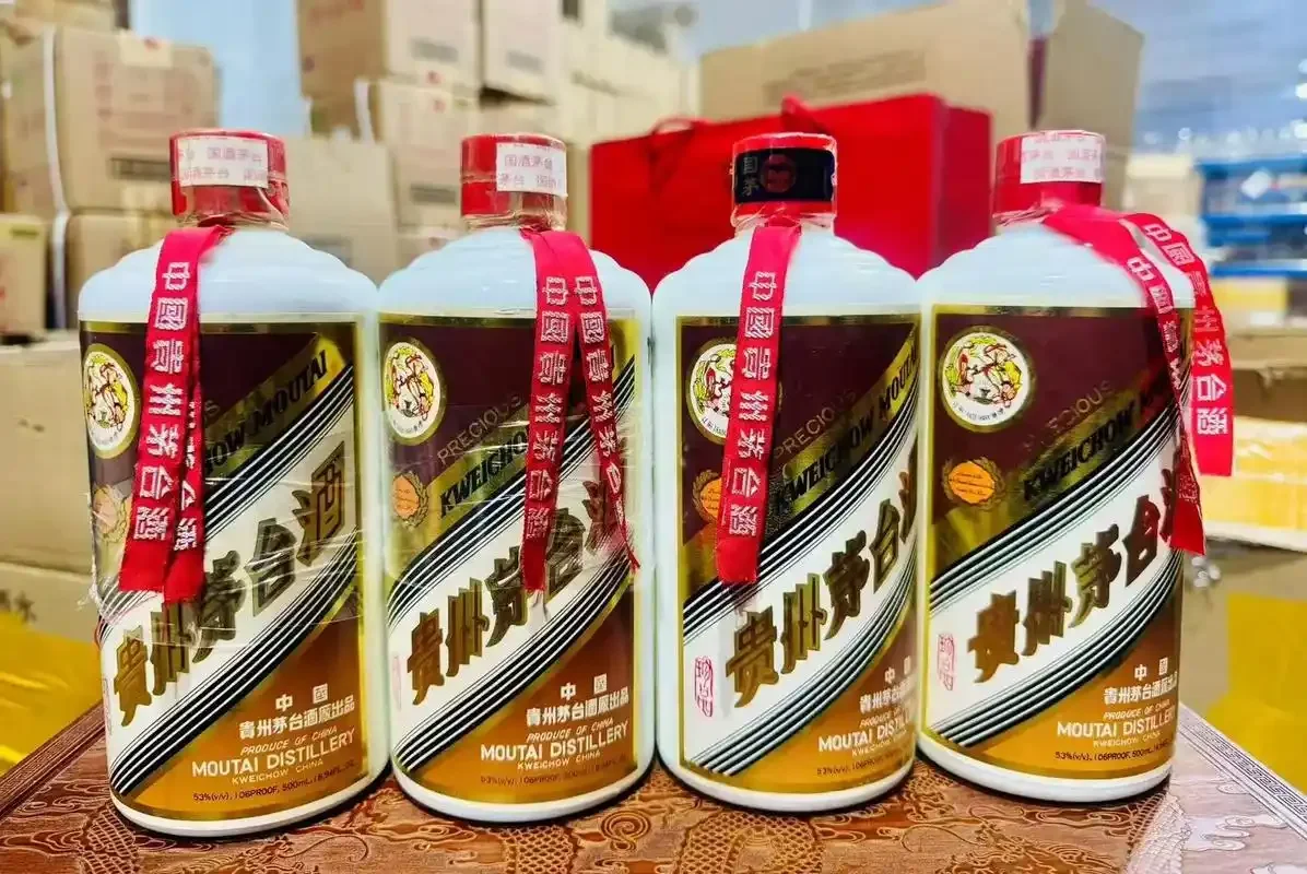 珍藏酒C99的发酵酒醅在传统酿酒车间中的特写，展示其独特的发酵状态。_1