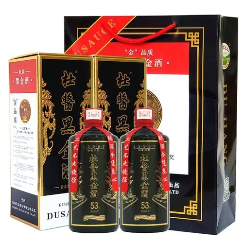 清晨薄雾中的贵州茅台镇酱香酒产区全景，赤水河两岸酒厂林立。_1