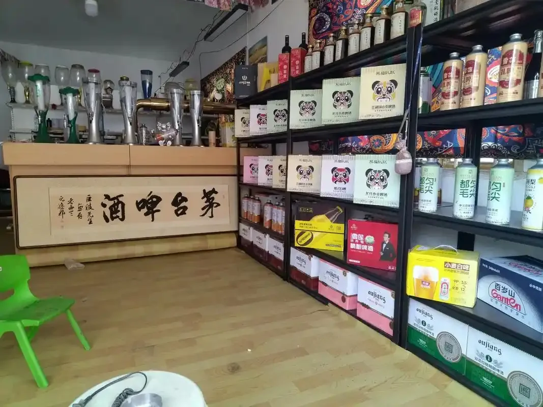 贵阳风格背景下的优质不锈钢小型烤酒设备展示，配备传统酿酒工具_1