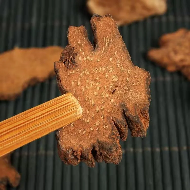 酿酒师工作台上对比展示优质与劣质锁阳，旁边是干净的泡酒玻璃罐，用于说明如何鉴别锁阳品质进行泡酒。_1