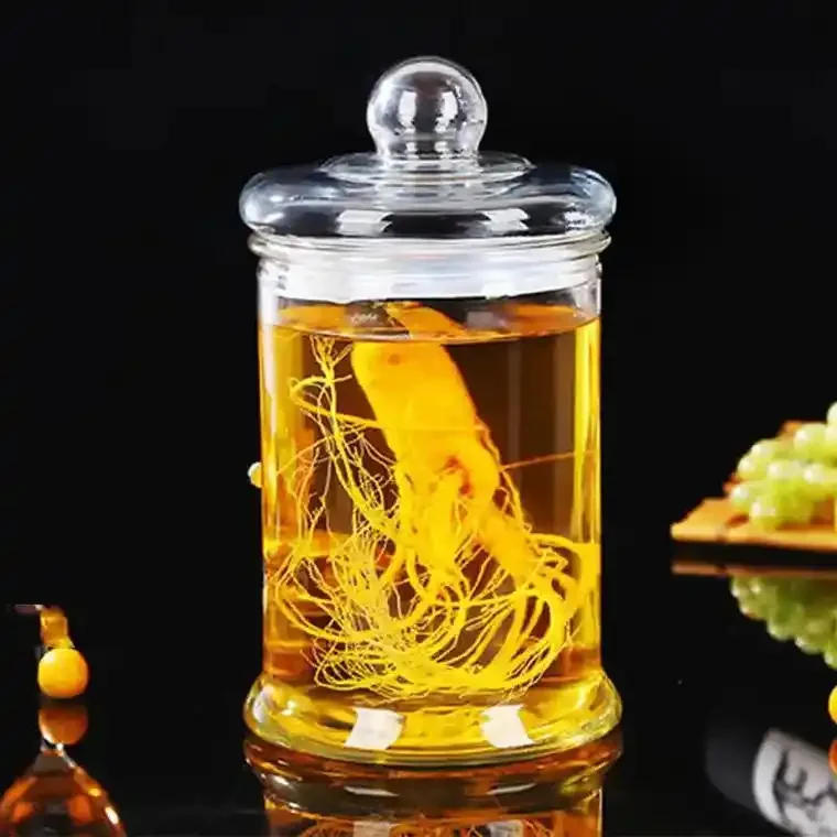 人参枸杞红枣泡在琥珀色酒液中的特写照片，展示经典养生泡酒配方_1