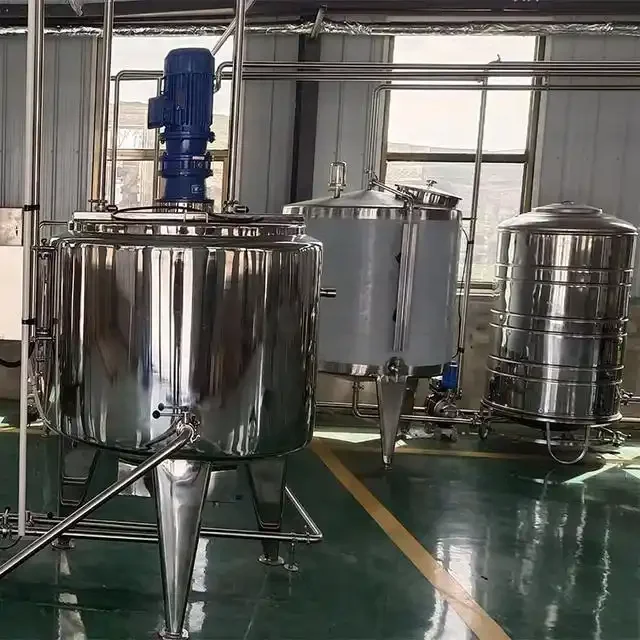 酿酒师在现代化酒厂中讲解自动化控制系统，背景为不锈钢发酵罐和管道。_1