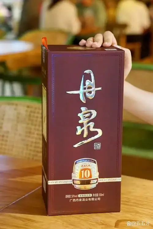 酿酒师在农业品鉴酒作坊中，观察陶缸内酒醅的发酵状态，背景为金色农田，体现原料到美酒的转化过程。_1