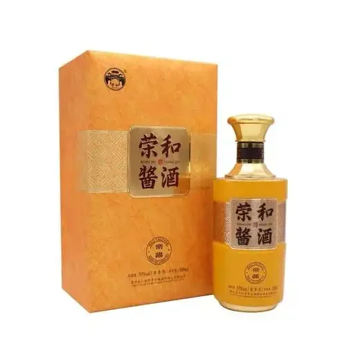 一瓶经典酱香型白酒与酿造原料高粱、传统酒坛摆放在一起的特写照片_1