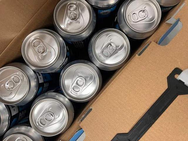 一杯新鲜啤酒与一瓶已开封待保存的啤酒在桌面上的对比图，展示如何正确保存剩余啤酒。_1