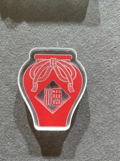 纯粮酿造酒与勾兑酒瓶身标签对比图，重点展示产品标准号与配料表差异_1