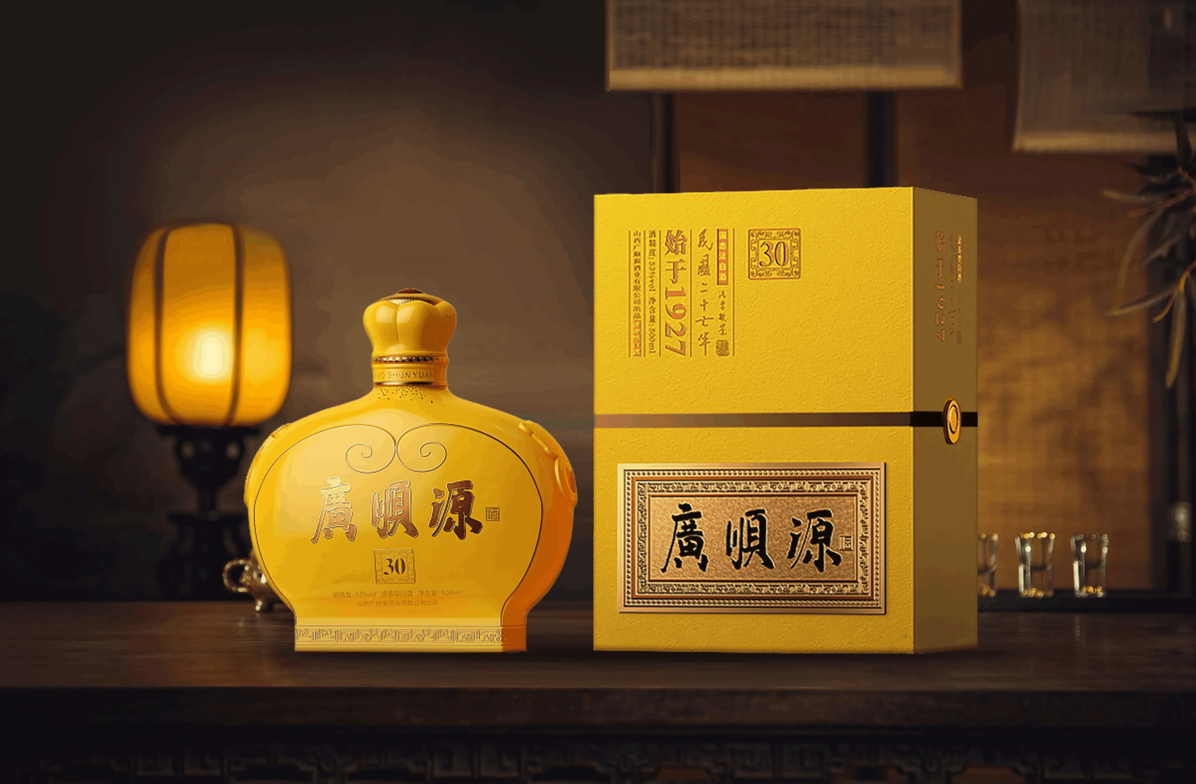 纯粮固态发酵白酒瓶与配料表的特写，旁边有传统酒坛和高粱作为对比。_1