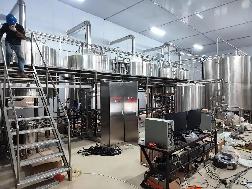 家庭或小型酒坊内的精酿啤酒设备实操场景，展示不同设备的连接与使用状态_1