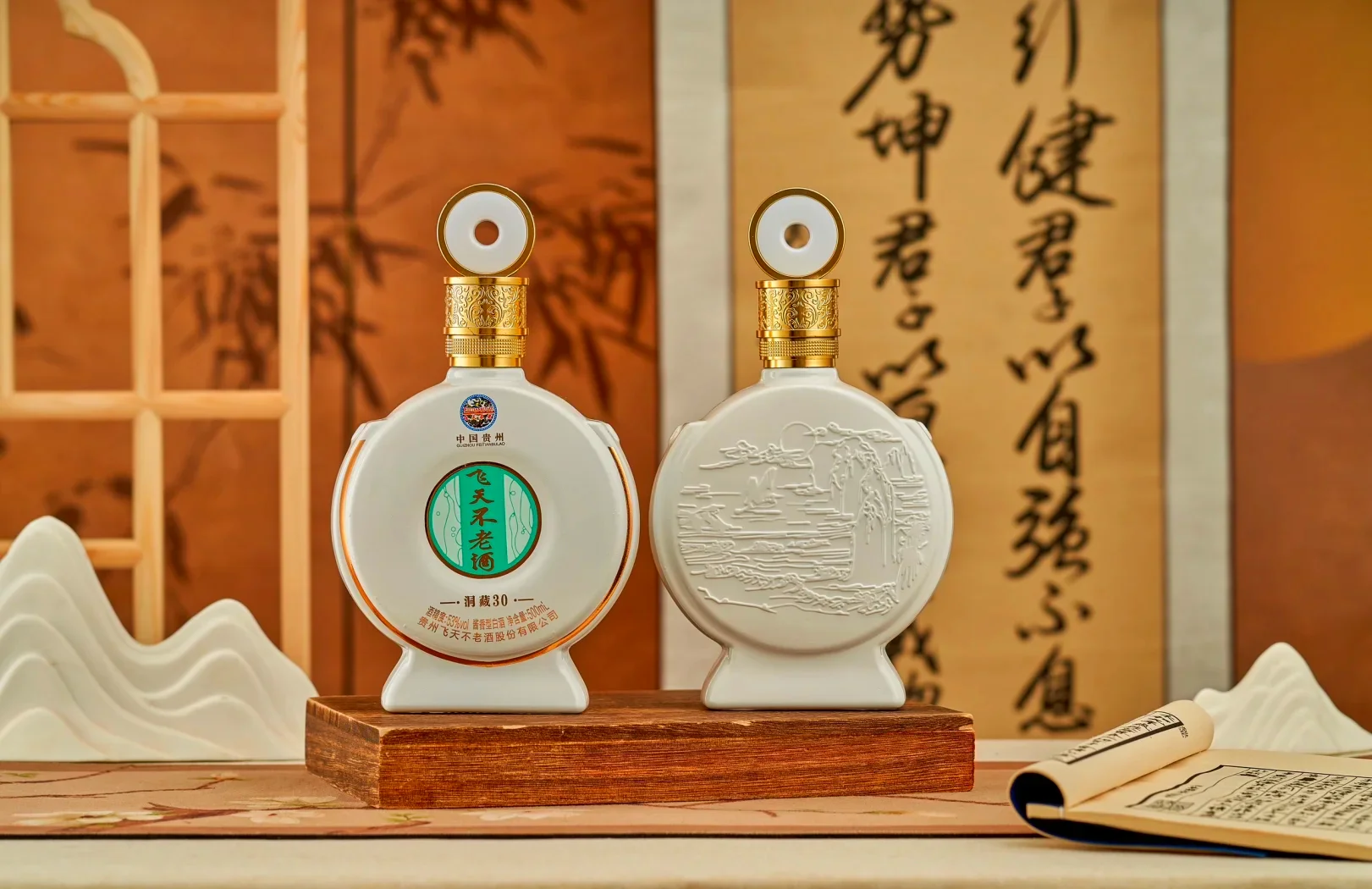 资深酿酒师在酒窖中品鉴收藏级白酒的细节场景_1