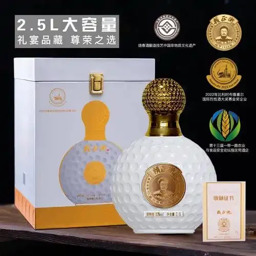 盛有琥珀色酱香型白酒的陶碗，展示其细腻挂杯与透亮色泽_1