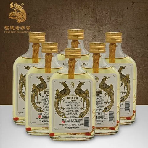 一杯清澈透明的高粱基酒特写，背景是红色高粱粒和陶坛_1