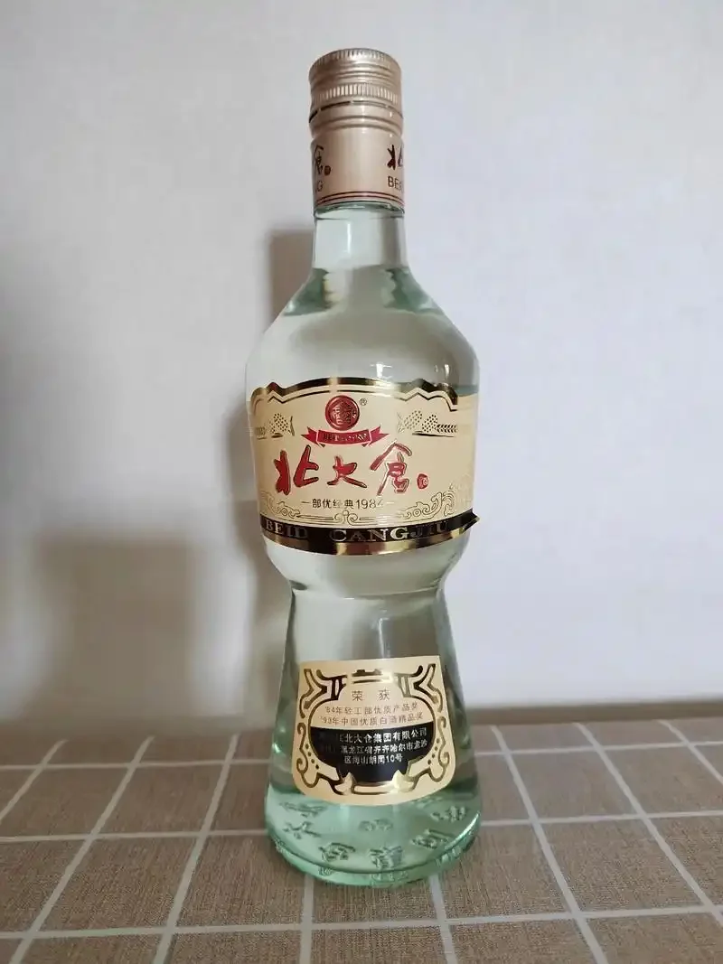 北大仓部优经典、君妃、老枪三款代表性白酒及品酒杯对比图，由南楼山酿酒技术网拍摄。_1