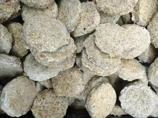 一杯用根霉曲酿造的清澈米酒特写，旁边放置着根霉曲和糯米原料_1