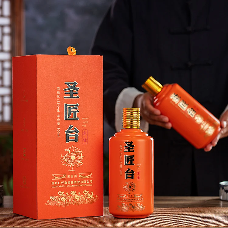 圣匠台酒瓶与酿酒师笔记特写，展示高端酱香酒与酿造知识的结合_1
