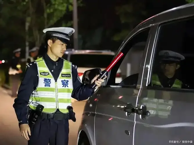 清晨饮酒后人体酒精代谢过程示意图，展示从饮酒到酒精在体内分解的关键步骤_1