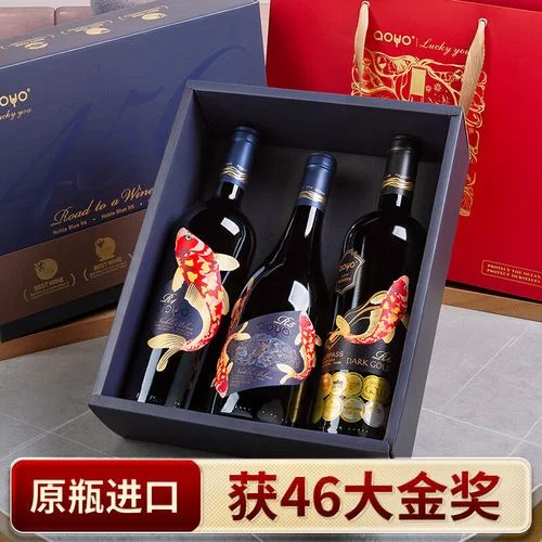家庭自酿葡萄酒场景：新鲜的酿造用葡萄正被放入发酵容器_1