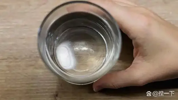 酿酒师正在使用白醋和小苏打进行酒醅酸度调节的现场操作特写_1